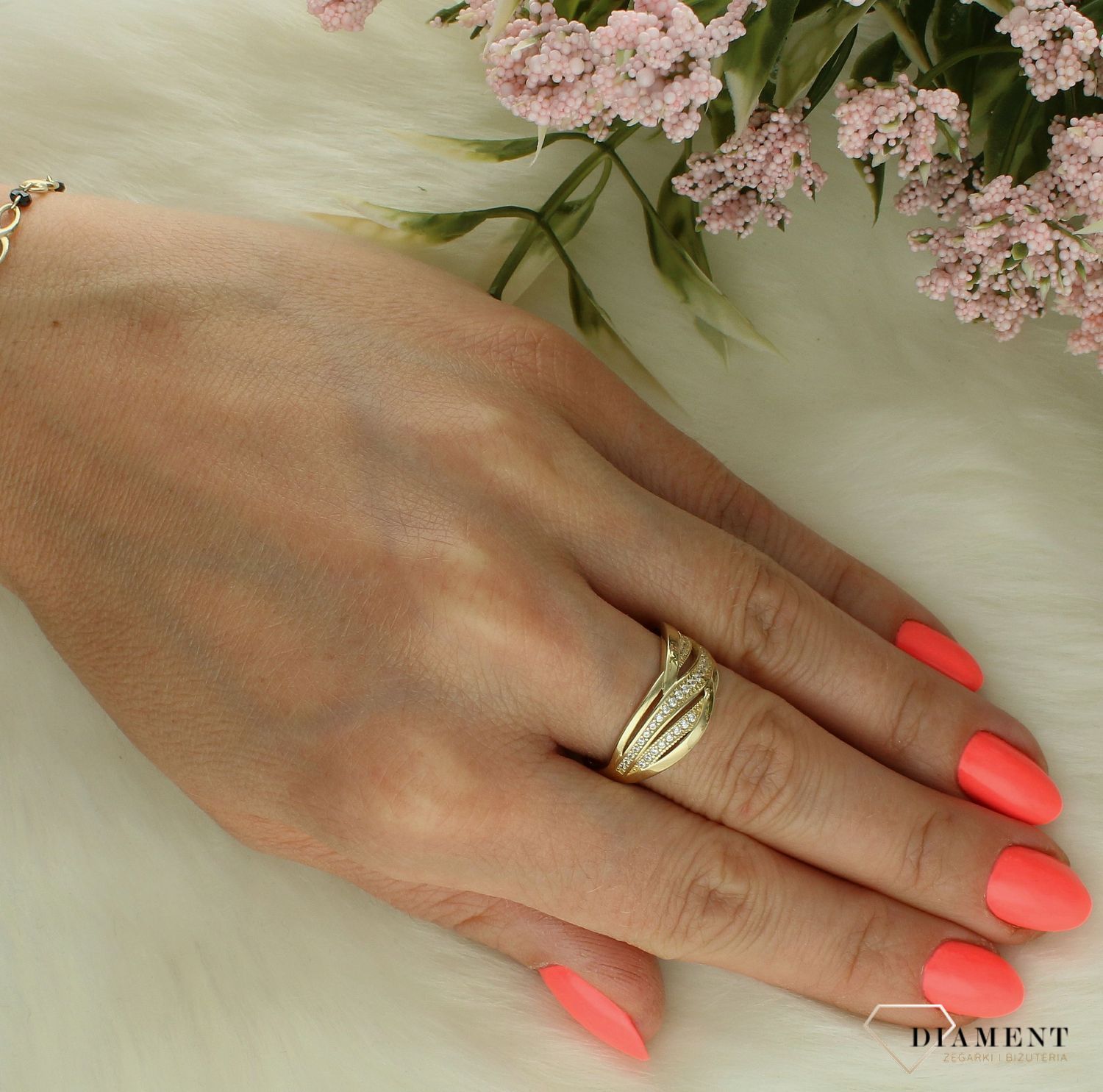 Złoty pierścionek damski 375 pleciony z cyrkoniami PI 7010 375. Złoty pierścionek damski. Złoty pierścionek na prezent. Pierścionek złoty z cyrkoniami (1).jpg